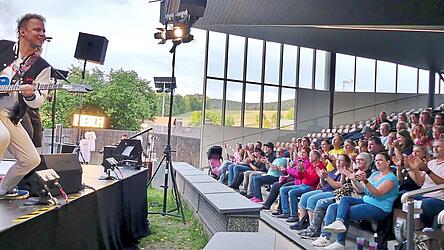 Beppo Calzone hatte nicht zu viel versprochen: Bei der Calzinger Show am Sonntag in Waldmünchen lässt er die Sau raus. Beppo Calzone hatte nicht zu viel versprochen: Bei der Calzinger Show am Sonntag in Waldmünchen lässt er die Sau raus.