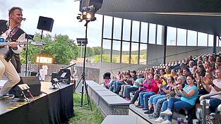 Beppo Calzone hatte nicht zu viel versprochen: Bei der Calzinger Show am Sonntag in Waldmünchen lässt er die Sau raus. Beppo Calzone hatte nicht zu viel versprochen: Bei der Calzinger Show am Sonntag in Waldmünchen lässt er die Sau raus.