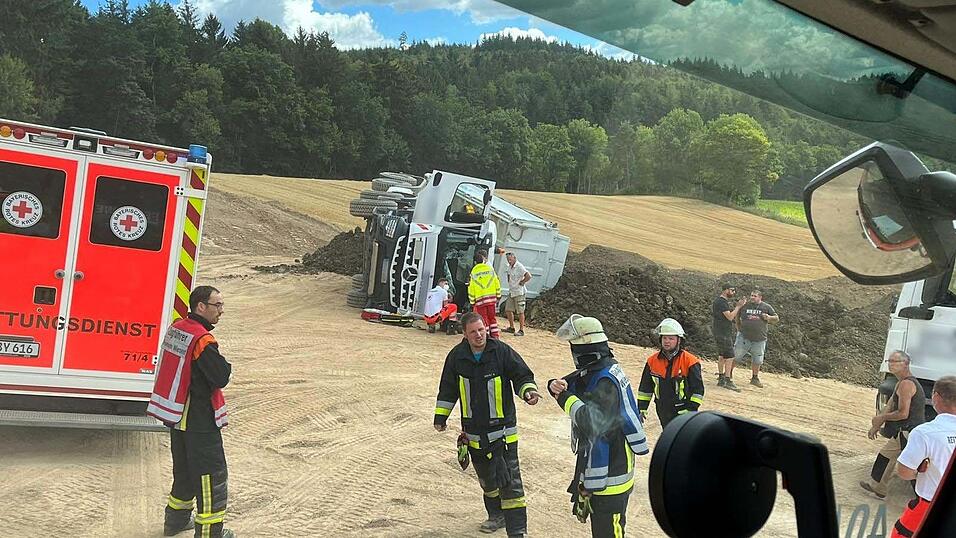Bei Wiesent ist am Montagvormittag ein Baustellenkipper selbst umgekippt.