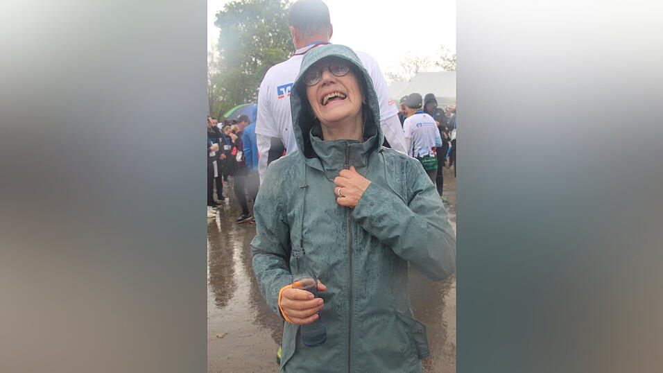 Auch die großen Herzogstadtläufer ließen sich wie schon die Kleinen am Samstag durch das nasskalte Aprilwetter den Spaß am Sport unter freiem Himmel nicht verderben.
