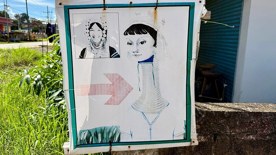 Schilder an der Straße weisen Touristen den Weg zu den Dörfern. Schilder an der Straße weisen Touristen den Weg zu den Dörfern.