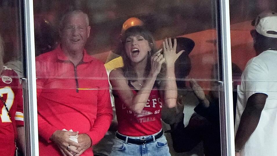 Swift und ihr Vater vor wenigen Tagen bei einem Spiel der Kansas City Chiefs, dem Team ihres Ehemanns Travis Kelce. Swift und ihr Vater vor wenigen Tagen bei einem Spiel der Kansas City Chiefs, dem Team ihres Ehemanns Travis Kelce.