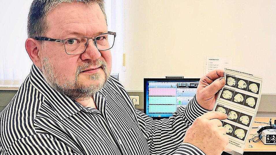 Unter Hypnose arbeiten Gehirnareale intensiver und sie vernetzen sich besser. Das belegt das bildgebende Verfahren 'PET', wie Anton Späth zeigt. Unter Hypnose arbeiten Gehirnareale intensiver und sie vernetzen sich besser. Das belegt das bildgebende Verfahren 'PET', wie Anton Späth zeigt.