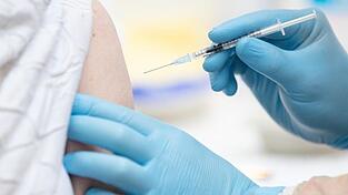 Eine Person wird gegen Covid-19 geimpft. Eine Person wird gegen Covid-19 geimpft.