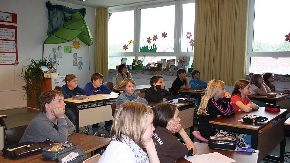 Peter und Anna versuchten sich als Fotografen und hielten die besondere Schulstunde in Bildern fest. Peter und Anna versuchten sich als Fotografen und hielten die besondere Schulstunde in Bildern fest.