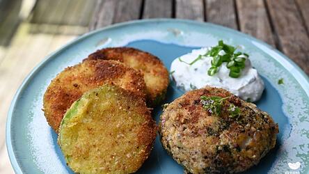 Vegetarisch und lecker: Goldhirse-Mangold-Pflanzerl mit Zucchini-Schnitzel und Kräuterquark.