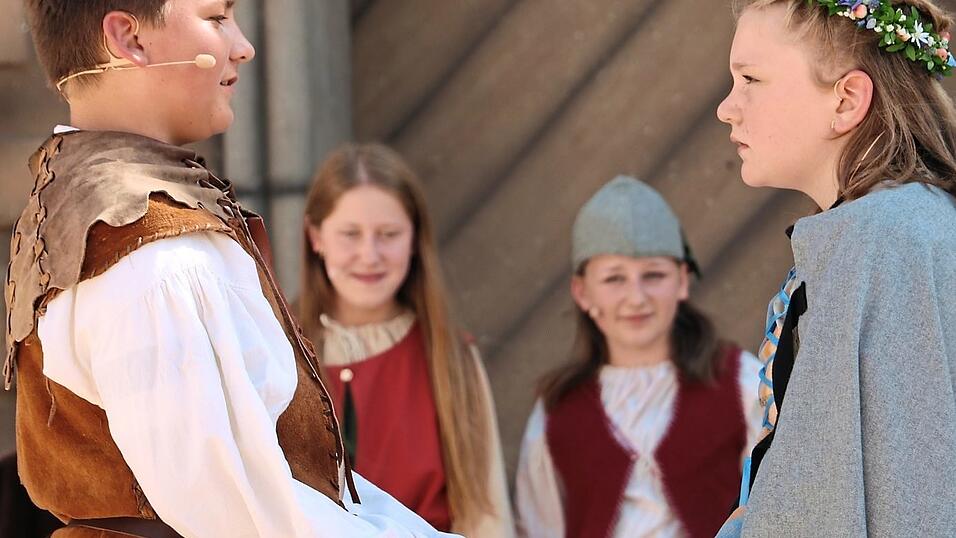 Da herrscht Magie zwischen den beiden Figuren des Kinderritterpaars. Da herrscht Magie zwischen den beiden Figuren des Kinderritterpaars.