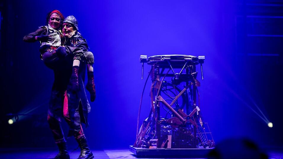 Ehemann Didier Dvorak, der ebenfalls gelernter Akrobat ist, unterst&uuml;tzt Pan bei ihrem Auftritt.