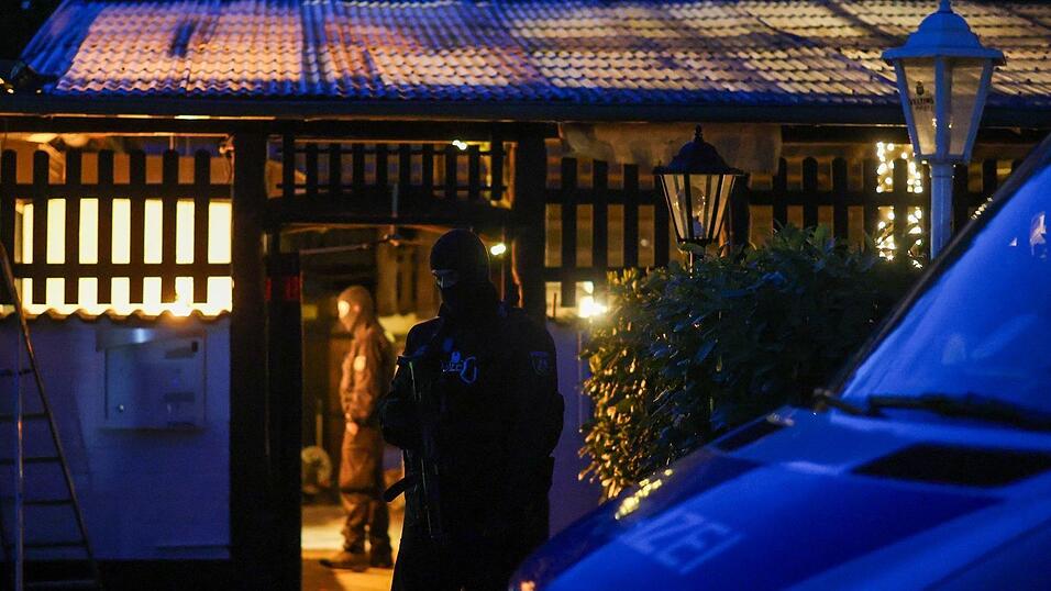 Polizisten vor dem Vereinsheim der «Hells Angels» in Hilden. Polizisten vor dem Vereinsheim der «Hells Angels» in Hilden.