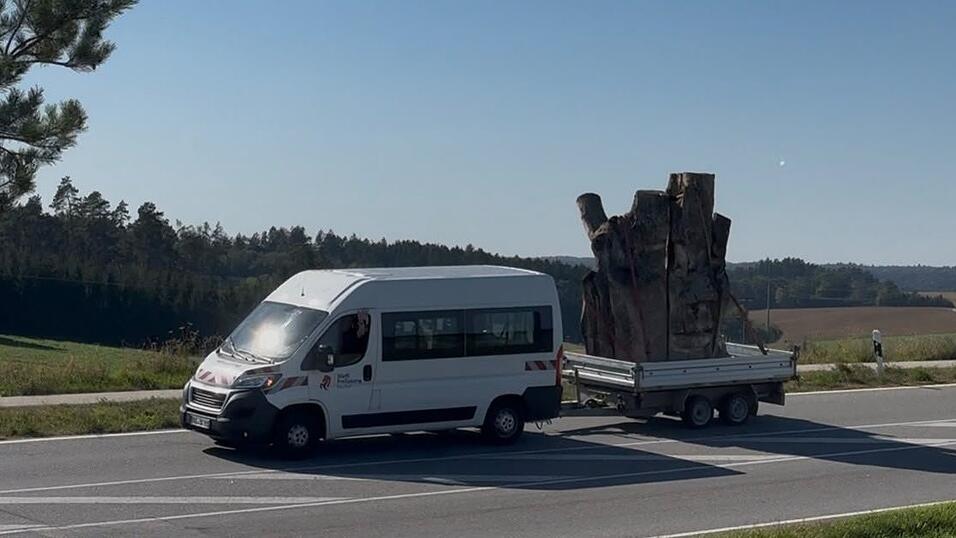145 Kilometer war das Kunstwerk auf einem Anhänger auf dem Weg von Rottenburg nach Freilassing. 145 Kilometer war das Kunstwerk auf einem Anhänger auf dem Weg von Rottenburg nach Freilassing.