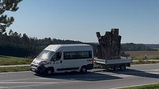 145 Kilometer war das Kunstwerk auf einem Anhänger auf dem Weg von Rottenburg nach Freilassing. 145 Kilometer war das Kunstwerk auf einem Anhänger auf dem Weg von Rottenburg nach Freilassing.