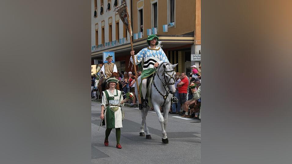 Die schönsten Augenblicke des historischen Drachenstich-Festzuges 2016. Die schönsten Augenblicke des historischen Drachenstich-Festzuges 2016.