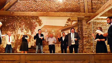 Die acht neuen Gemeinder&auml;te sprachen die Eidesformel.