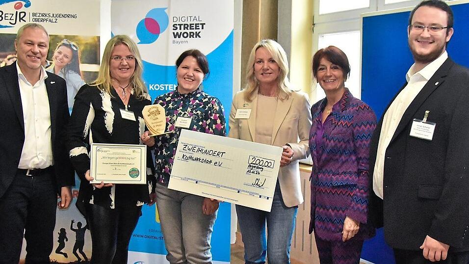 Vorsitzender J&uuml;rgen Preisinger, Melanie Neumann und Eli N&uuml;rnberger (KultWerkStadt), Karin Stelzer (Europe-Direct Furth im Wald), Bezirksr&auml;tin Kerstin Radler und Laudator Jonas Scherer (von links).