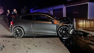 Ein betrunkener 24-Jähriger krachte erst gegen einen geparkten BMW, dann gegen eine Gartenmauer. Anschließend versuchte er noch, zu Fuß zu fliehen.