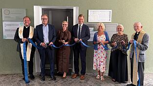 Mit dem Banddurchschnitt wurde die PIA Regen offiziell eröffnet: Pfarrer Marco Stangl (v.l.), Regierungsdirektor Alexander Kraus, Chefärztin Dr. Tanja Hochegger, Bezirkstagspräsident Dr. Olaf Heinrich, Ärztliche Leiterin Stephanie Kiene, Leitende Psychologin Christiane Frisch sowie Pfarrer i.R. Ernst-Martin Kittelmann. Mit dem Banddurchschnitt wurde die PIA Regen offiziell eröffnet: Pfarrer Marco Stangl (v.l.), Regierungsdirektor Alexander Kraus, Chefärztin Dr. Tanja Hochegger, Bezirkstagspräsident Dr. Olaf Heinrich, Ärztliche Leiterin Stephanie Kiene, Leitende Psychologin Christiane Frisch sowie Pfarrer i.R. Ernst-Martin Kittelmann.