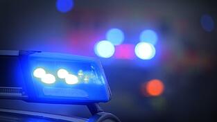 Wie schwer die Verletzungen des im Koma liegenden 52-Jährigen sind, lässt sich laut Polizei bisher nicht abschätzen. (Symbolbild) Wie schwer die Verletzungen des im Koma liegenden 52-Jährigen sind, lässt sich laut Polizei bisher nicht abschätzen. (Symbolbild)