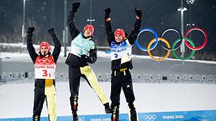 Freudensprünge bei den deutschen Kombinierern: Manuel Faisst, Julian Schmid und Vinzenz Geiger (v.l.n.r.) bejubeln den zweiten Platz im Team-Wettbewerb. Der völlig erschöpfte und unterkühlte Kombinierer Eric Frenzel fehlte bei der Silber-Auszeichnung seines Teams. Freudensprünge bei den deutschen Kombinierern: Manuel Faisst, Julian Schmid und Vinzenz Geiger (v.l.n.r.) bejubeln den zweiten Platz im Team-Wettbewerb. Der völlig erschöpfte und unterkühlte Kombinierer Eric Frenzel fehlte bei der Silber-Auszeichnung seines Teams.