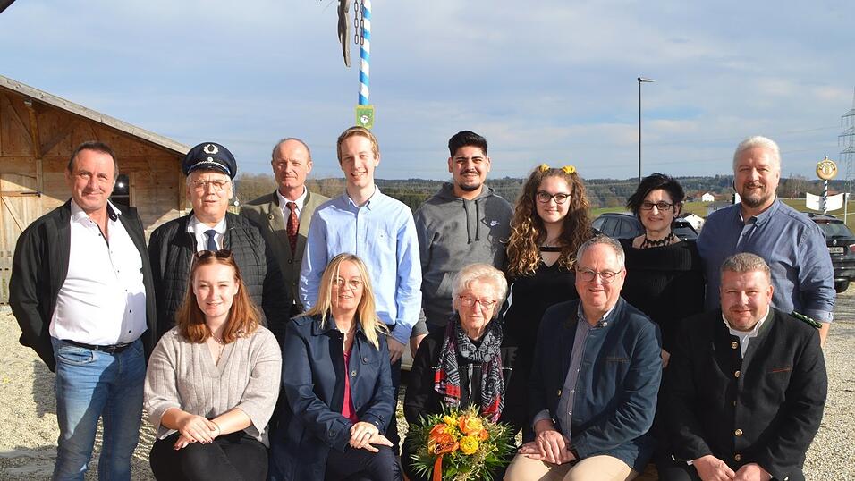 Inmitten zahlreicher G&auml;ste konnte Irmi Goth (sitzend, M.) ihren 80. Geburtstag feiern.