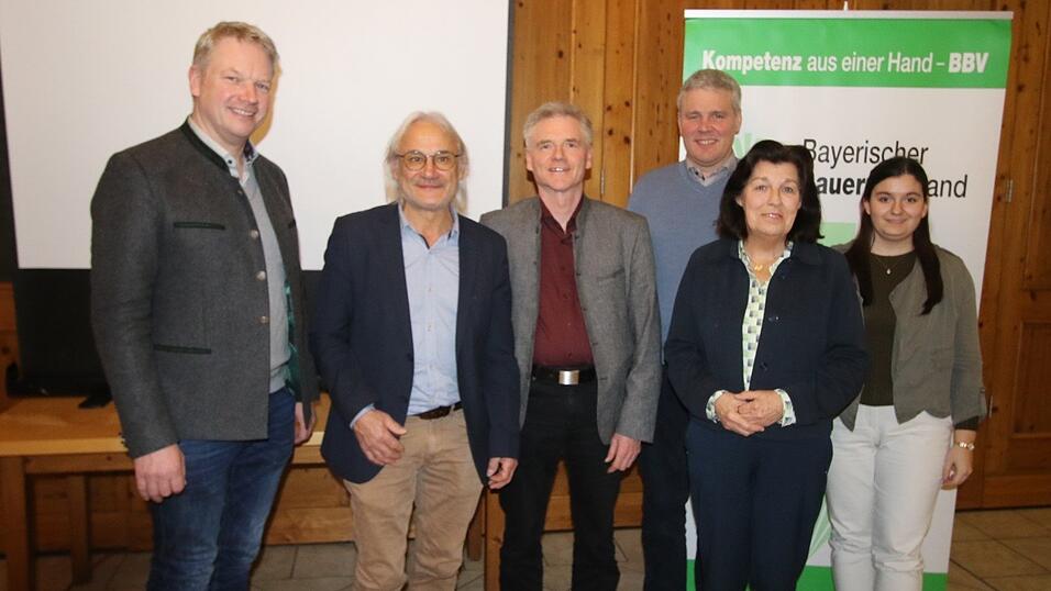 BBV Kreisobmann Franz Schreyer, Franz Erhard, Josef Gro&szlig;, Josef Hiergeist, Claudia Erndl und Magdalena Hurzlmeier (von links) hatten viele Informationen f&uuml;r die Landwirte parat.
