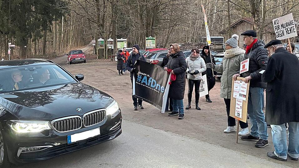 Eine Gruppe von Gegendemonstranten empfing die Zuhörerschaft der AfD-Veranstaltung an der Auffahrt zum Veranstaltungslokal. Der neu gewählte Bundestagsabgeordnete Reinhard Mixl und sein Begleiter stoppten kurz den Wagen und warfen einen Blick auf die Schilder. Die Protestierer hatten sich mehr oder weniger spontan als Spaziergänger zusammengesagt. Eine Gruppe von Gegendemonstranten empfing die Zuhörerschaft der AfD-Veranstaltung an der Auffahrt zum Veranstaltungslokal. Der neu gewählte Bundestagsabgeordnete Reinhard Mixl und sein Begleiter stoppten kurz den Wagen und warfen einen Blick auf die Schilder. Die Protestierer hatten sich mehr oder weniger spontan als Spaziergänger zusammengesagt.