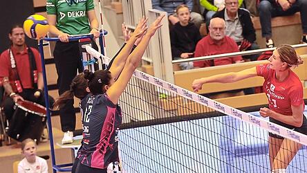 Viel Potenzial: Alayna Crabtree (re.) hat bei ihrem ersten Pflichtspiel in der Ballsporthalle gegen Berlin gleich den „Hammer“ rausgeholt. Die 1,84 Meter große Außenangreiferin verbuchte mit 16 Punkten die meisten Raben-Zähler. So darf das US-Girl in Stralsund gerne weitermachen.