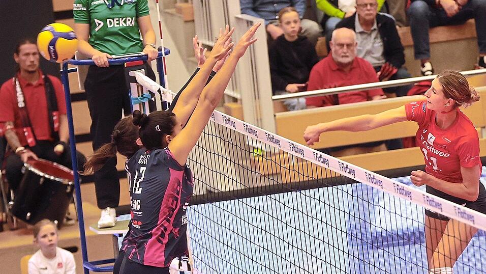 Viel Potenzial: Alayna Crabtree (re.) hat bei ihrem ersten Pflichtspiel in der Ballsporthalle gegen Berlin gleich den „Hammer“ rausgeholt. Die 1,84 Meter große Außenangreiferin verbuchte mit 16 Punkten die meisten Raben-Zähler. So darf das US-Girl in Stralsund gerne weitermachen. Viel Potenzial: Alayna Crabtree (re.) hat bei ihrem ersten Pflichtspiel in der Ballsporthalle gegen Berlin gleich den „Hammer“ rausgeholt. Die 1,84 Meter große Außenangreiferin verbuchte mit 16 Punkten die meisten Raben-Zähler. So darf das US-Girl in Stralsund gerne weitermachen.