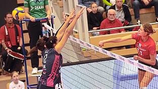 Viel Potenzial: Alayna Crabtree (re.) hat bei ihrem ersten Pflichtspiel in der Ballsporthalle gegen Berlin gleich den „Hammer“ rausgeholt. Die 1,84 Meter große Außenangreiferin verbuchte mit 16 Punkten die meisten Raben-Zähler. So darf das US-Girl in Stralsund gerne weitermachen.