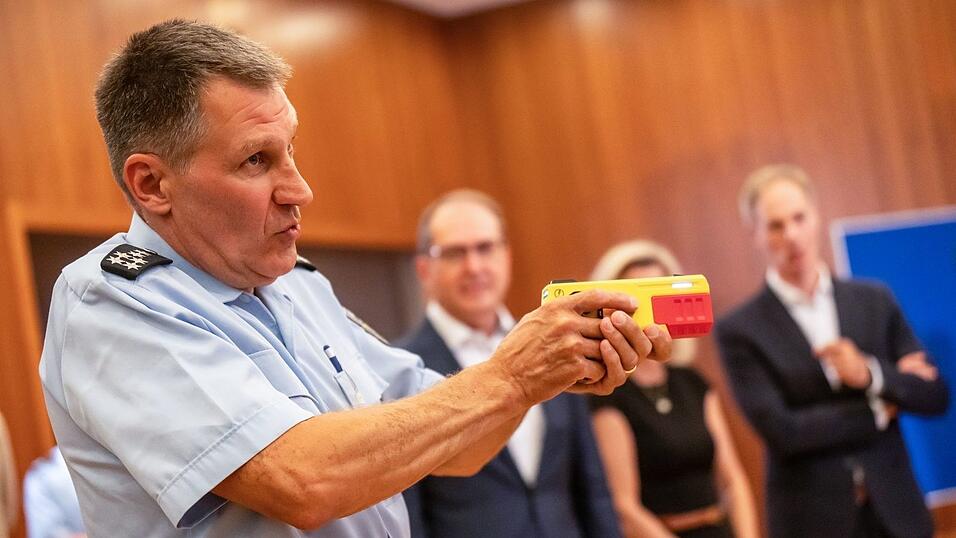 Ein Polizist erkl&auml;rte die Funktionsweise eines Distanz-Elektroimpulsger&auml;ts im vergangenen Jahr im Innnenministerium. (Archivfoto)