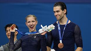 Minerva Hase (l) und Nikita Volodin (r) freuten sich &uuml;ber Bronze.