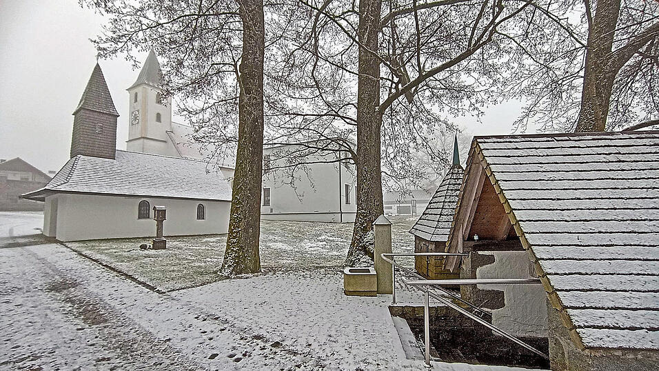 Im Wallfahrtsort Heilbrunn: das Brünndl, die Kapelle und die Kirche. Im Wallfahrtsort Heilbrunn: das Brünndl, die Kapelle und die Kirche.