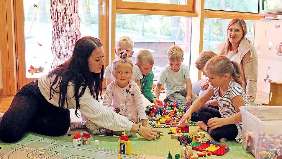Leiterin Simone Reinsch (links) und ihre Stellvertreterin Katja Pl&ouml;tz in der M&auml;use-Gruppe
