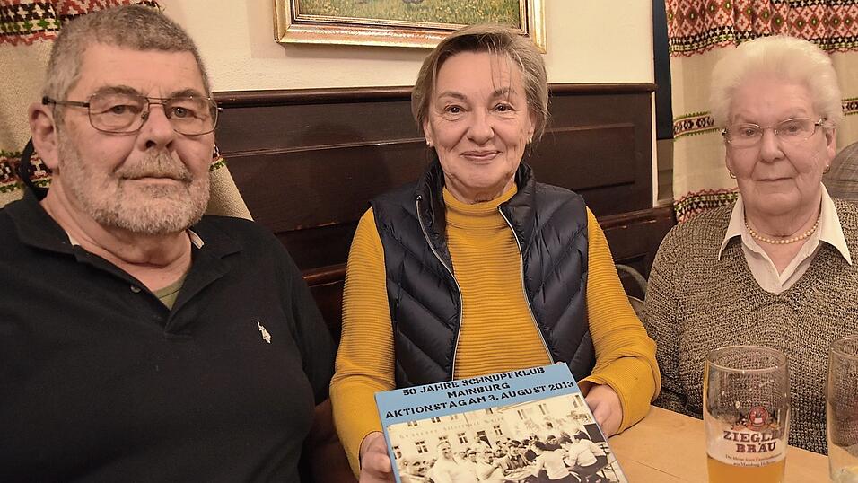 Vorsitzender Sepp Schweiger und die beiden Schriftführerinnen Brigitte Krojer und Annemarie Lemmle (v. l.) blicken auf die lange Geschichte des Schnupfclubs zurück. Vorsitzender Sepp Schweiger und die beiden Schriftführerinnen Brigitte Krojer und Annemarie Lemmle (v. l.) blicken auf die lange Geschichte des Schnupfclubs zurück.