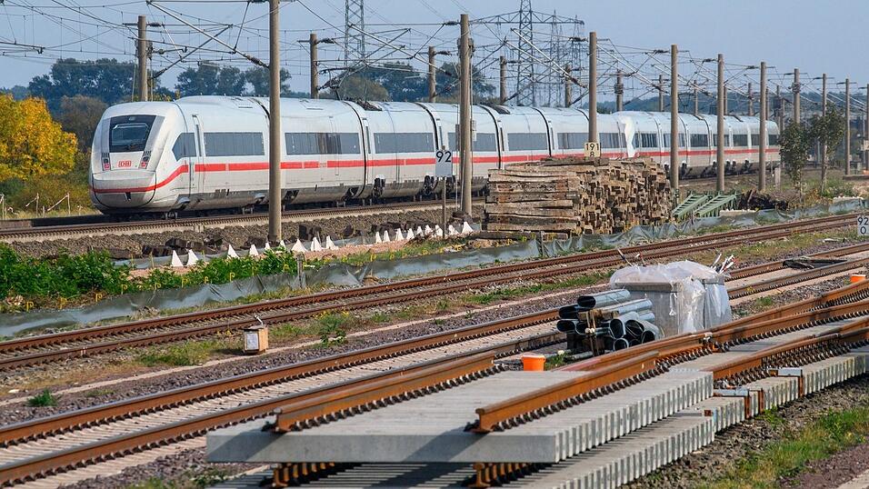 Die Deutsche Bahn saniert auf Rekordniveau - doch Fahrgäste merken davon bisher wenig. (Archivbild) Die Deutsche Bahn saniert auf Rekordniveau - doch Fahrgäste merken davon bisher wenig. (Archivbild)