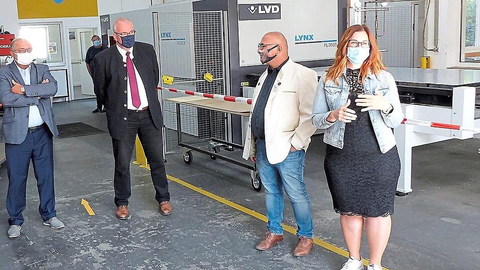 Die beiden Geschäftsführer Manfred Sturz (Zweiter von rechts) und Nina Sturz-Molot stellten Landrat (Zweiter von links), Bürgermeister und weiteren geladenen Gäste den neuen Faserlaser vor. Die beiden Geschäftsführer Manfred Sturz (Zweiter von rechts) und Nina Sturz-Molot stellten Landrat (Zweiter von links), Bürgermeister und weiteren geladenen Gäste den neuen Faserlaser vor.
