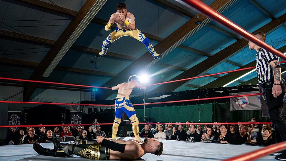 Für ihre Auftritte im Ring trainieren Wrestler wie Mike Küpper (oben) jede Woche mehrere Stunden.