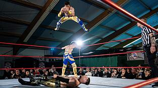 Für ihre Auftritte im Ring trainieren Wrestler wie Mike Küpper (oben) jede Woche mehrere Stunden.