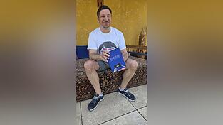 Mit dem Buch &bdquo;Rosa ist die Welt mit tiefblauen Flecken&ldquo; ver&ouml;ffentlicht der 45-j&auml;hrige gelernte Schauspieler Philipp W. Wilhelm seinen autofiktionalen Deb&uuml;troman.
