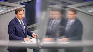 Von der Steuerreform der schwarz-roten Regierung sollen vor allem kleine und mittlere Einkommen sowie Familien mit Kindern profitieren. Von der Steuerreform der schwarz-roten Regierung sollen vor allem kleine und mittlere Einkommen sowie Familien mit Kindern profitieren.