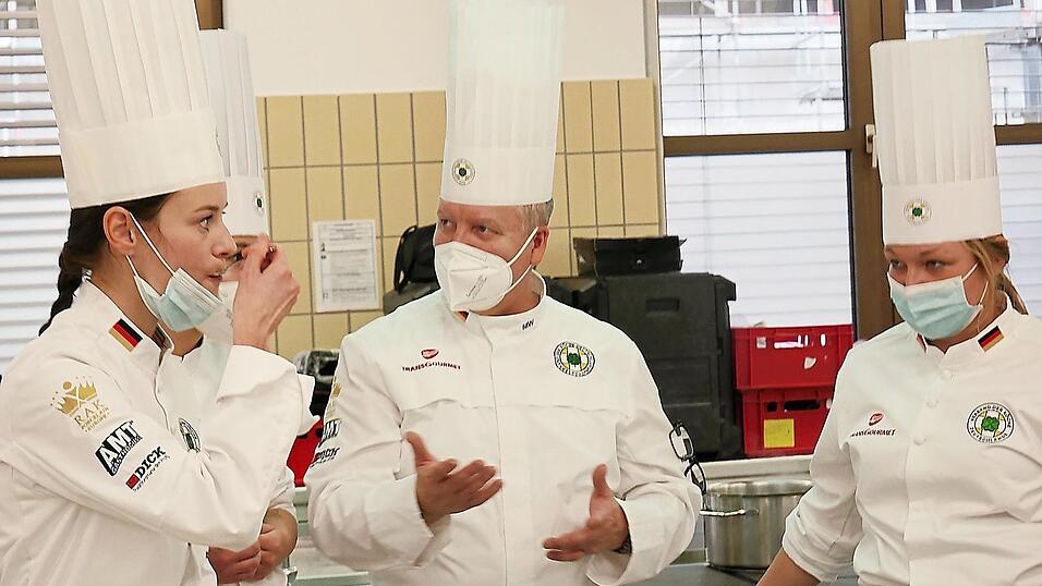 Der Löffel wird beim Training der Köche der Nationalmannschaft oft gezückt: Die Trainer Elisabeth Albrecht (v. l.) und Mike Wieser sprechen mit Team-Kapitänin Anne Kratz über ein Gericht. Was genau die Köche zubereitet haben, dass muss bis zur Weltmeisterschaft ein Geheimnis bleiben. Der Löffel wird beim Training der Köche der Nationalmannschaft oft gezückt: Die Trainer Elisabeth Albrecht (v. l.) und Mike Wieser sprechen mit Team-Kapitänin Anne Kratz über ein Gericht. Was genau die Köche zubereitet haben, dass muss bis zur Weltmeisterschaft ein Geheimnis bleiben.