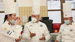 Der Löffel wird beim Training der Köche der Nationalmannschaft oft gezückt: Die Trainer Elisabeth Albrecht (v. l.) und Mike Wieser sprechen mit Team-Kapitänin Anne Kratz über ein Gericht. Was genau die Köche zubereitet haben, dass muss bis zur Weltmeisterschaft ein Geheimnis bleiben. Der Löffel wird beim Training der Köche der Nationalmannschaft oft gezückt: Die Trainer Elisabeth Albrecht (v. l.) und Mike Wieser sprechen mit Team-Kapitänin Anne Kratz über ein Gericht. Was genau die Köche zubereitet haben, dass muss bis zur Weltmeisterschaft ein Geheimnis bleiben.