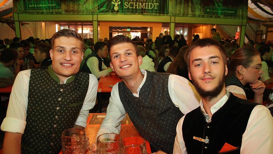 Auch am Samstagabend strömten viele Landshuter zur Dult. Auch am Samstagabend strömten viele Landshuter zur Dult.