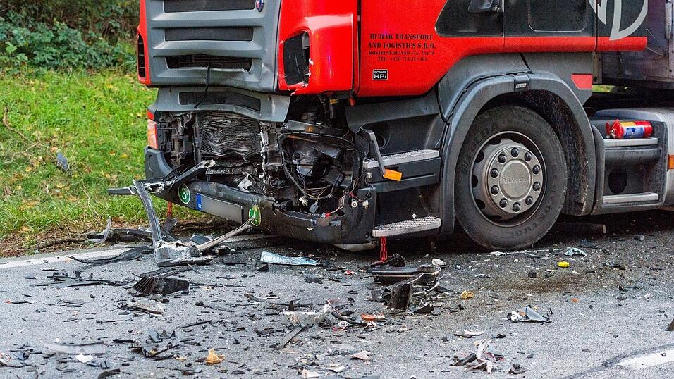 Eine Autofahrerin ist auf der B20 bei Falkenberg frontal in einen Lastwagen gekracht und dabei gestorben. (Foto: Mathias Adam)