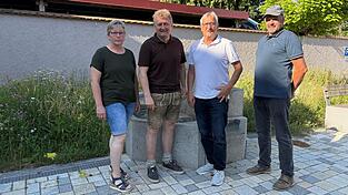 Pferdefreunde und Gemeinde arbeiten gut zusammen: Alexandra Stangl (v. l.), B&uuml;rgermeister Josef Beham, Isidor Eichinger und Ludwig Schmerbeck.