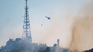 Ein Löschhubschrauber bekämpfte vor eineinhalb Wochen einen Waldbrand ebenfalls in der Serra de Collserola am nördlichen Stadtrand von Barcelona. Dort brennt es jetzt erneut. (Archivbild) Ein Löschhubschrauber bekämpfte vor eineinhalb Wochen einen Waldbrand ebenfalls in der Serra de Collserola am nördlichen Stadtrand von Barcelona. Dort brennt es jetzt erneut. (Archivbild)