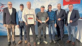 Michael Wabrowetz, Markus Hofmann, Peter Geisler und Johannes Schwarzfischer mit Innenminister Joachim Herrmann (zweiter von rechts) und Bürgermeister Martin Stoiber (rechts) bei der Rescu-Preisverleihung in Regensburg. Michael Wabrowetz, Markus Hofmann, Peter Geisler und Johannes Schwarzfischer mit Innenminister Joachim Herrmann (zweiter von rechts) und Bürgermeister Martin Stoiber (rechts) bei der Rescu-Preisverleihung in Regensburg.
