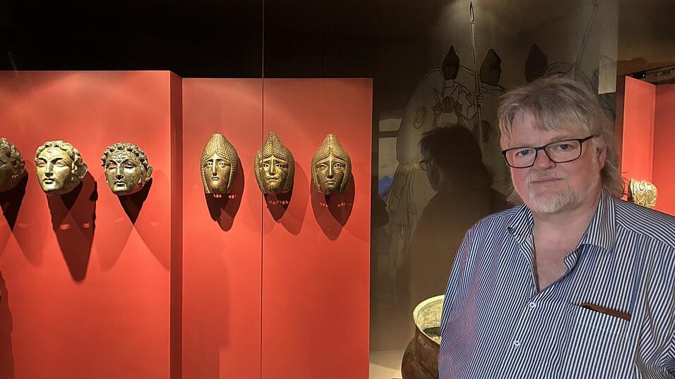 Museumsleiter Prof. Dr. G&uuml;nther Moosbauer hat sich erneut mit den lateinischen Punzenschriften am R&ouml;merschatz besch&auml;ftigt, die auf die Eigent&uuml;mer der Monturen hinweisen.