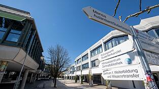 Der Campus der Universität an seinem zentralen Platz bei der Mensa. Ein Student der Hochschule hat nach eigenen Angaben nun seinen Job an der Uni verloren, weil er bei den Linken eingetreten ist. (Archivbild)