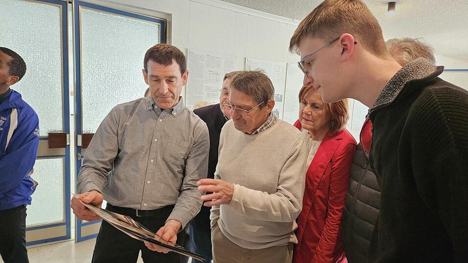 Martin Rauchwerk zeigt Bilder früherer Treffen. Martin Rauchwerk zeigt Bilder früherer Treffen.