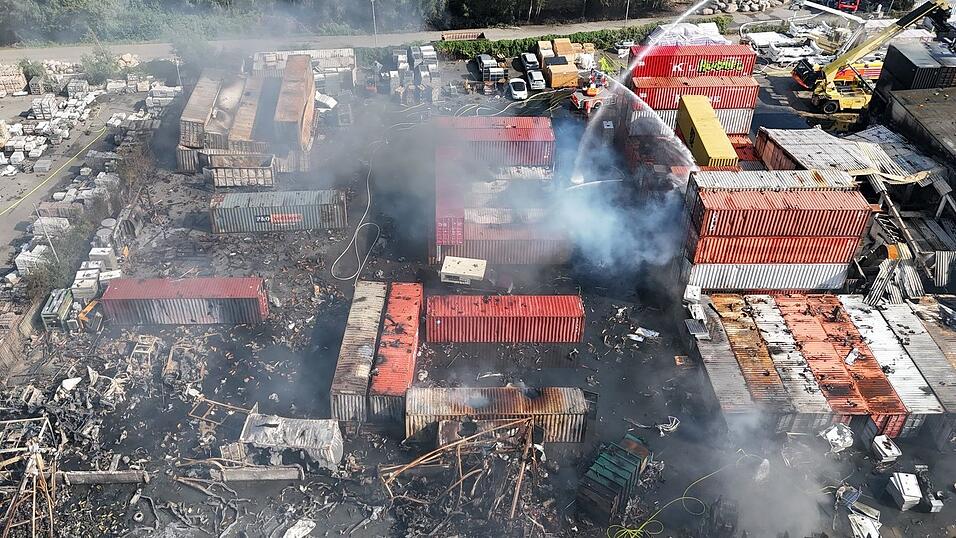 Brandbekämpfung an mehreren Stellen gleichzeitig - der Großbrand im Hamburger Hafen hat rund 320 Einsatzkräfte beschäftigt. Brandbekämpfung an mehreren Stellen gleichzeitig - der Großbrand im Hamburger Hafen hat rund 320 Einsatzkräfte beschäftigt.